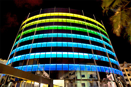 Façade d’Aragon House illuminée de nuit