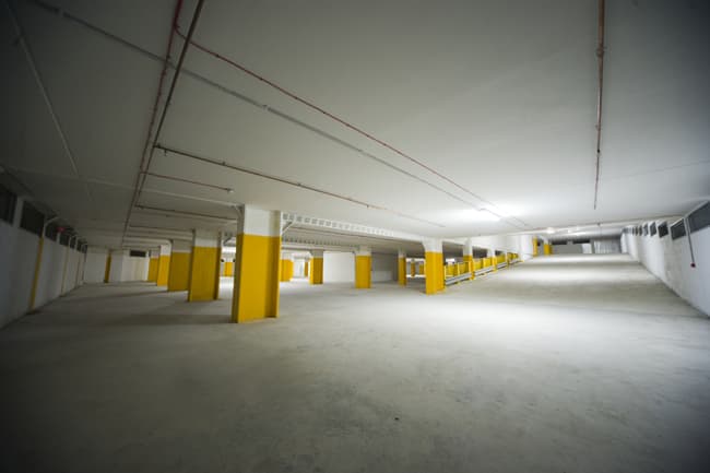 Niveau du parking éclairé par LED
