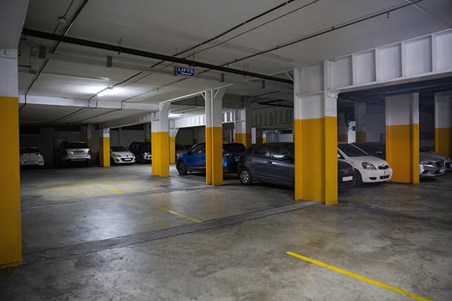 Parking avec voitures stationnées