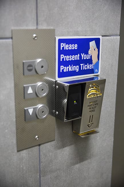 Lecteur de tickets à la porte piétonne
